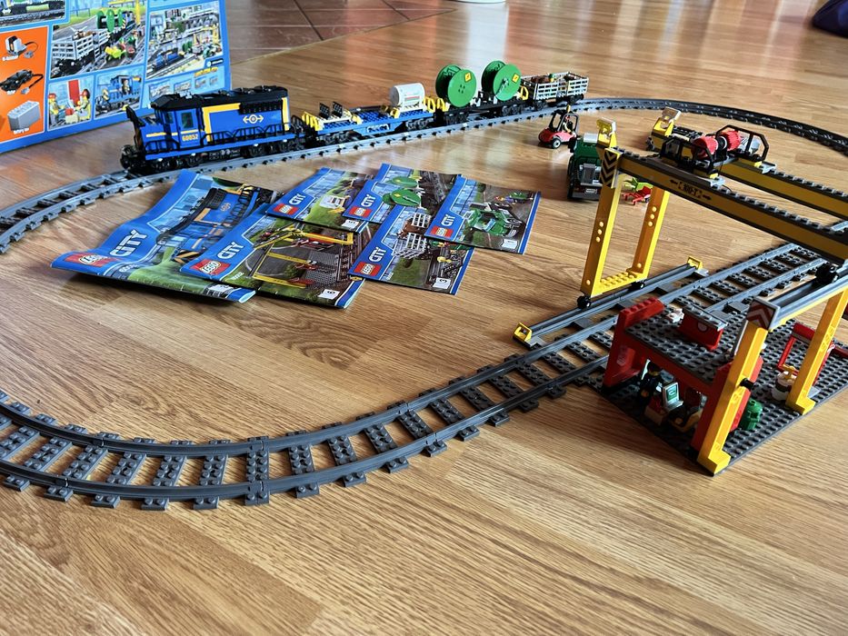 Lego tren cu locomotiva si vagoane 60052 deosebit