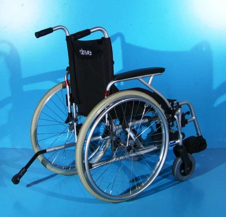 Scaun cu rotile din aluminiu Drive - latime sezut 42 cm