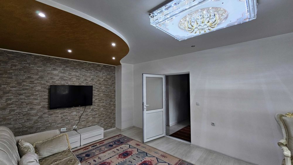 Дава се под наем Тристаен апартамент в Разград, Освобождение - 76 кв.м за 498.27 € - Снимка #1