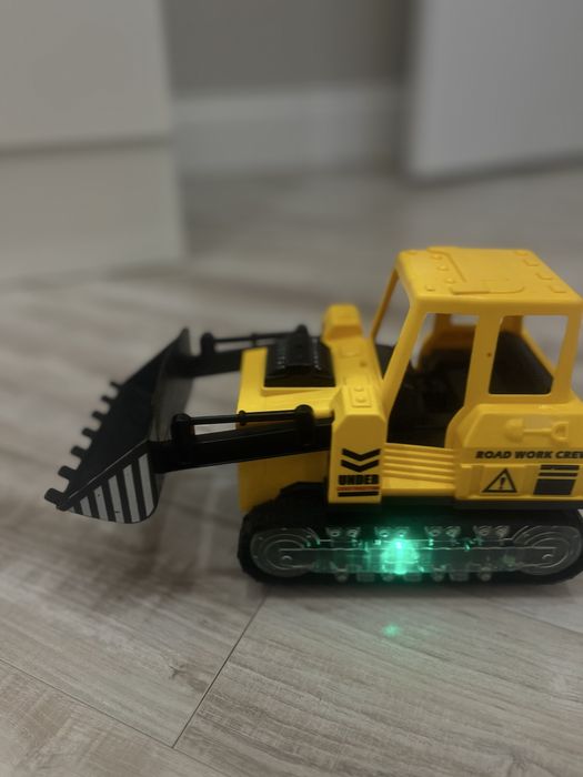 Игрушечный бульдозер