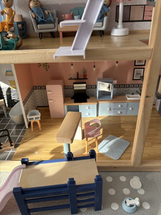 Дървена къща за кукли