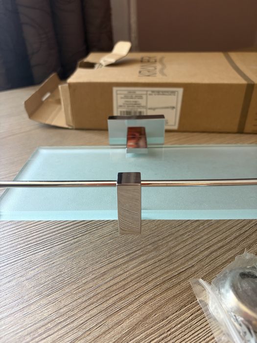 Etajeră baie KRONER Square 60 cm – sticlă mată și alamă cromată – nouă în cutie