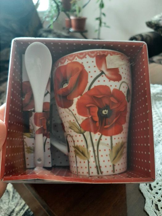 Комплект чаши с керамични лъжички