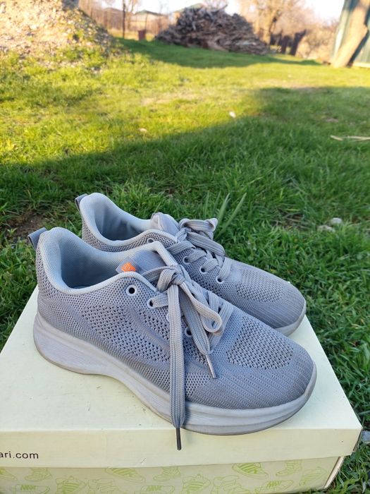 Кроссовки размер 37 носила пару раз