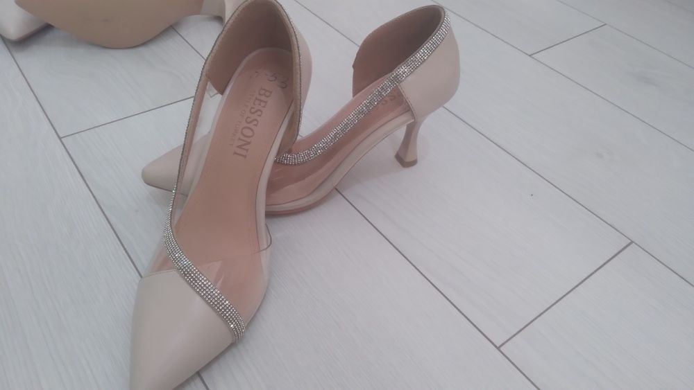 Новый туфли сандали