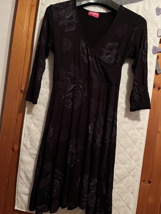 Рокля-трико ,черна с тъмно лилави цветя