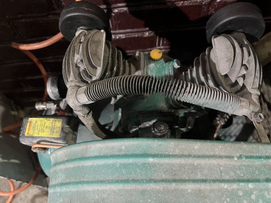 Компрессор 2поршенли.