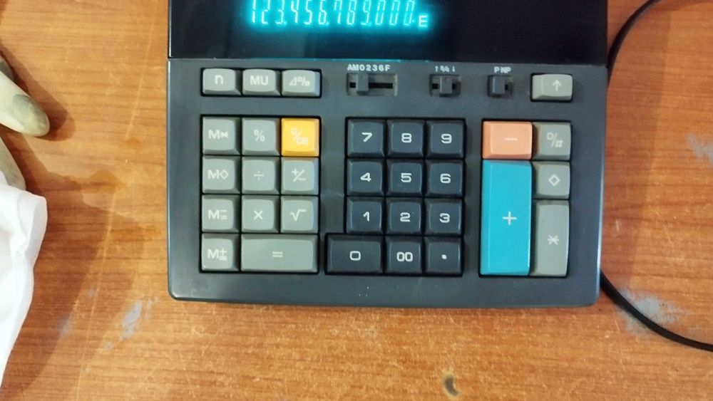 Triumph-Adler AG D -8600 Печатащ настолен калкулатор с лента