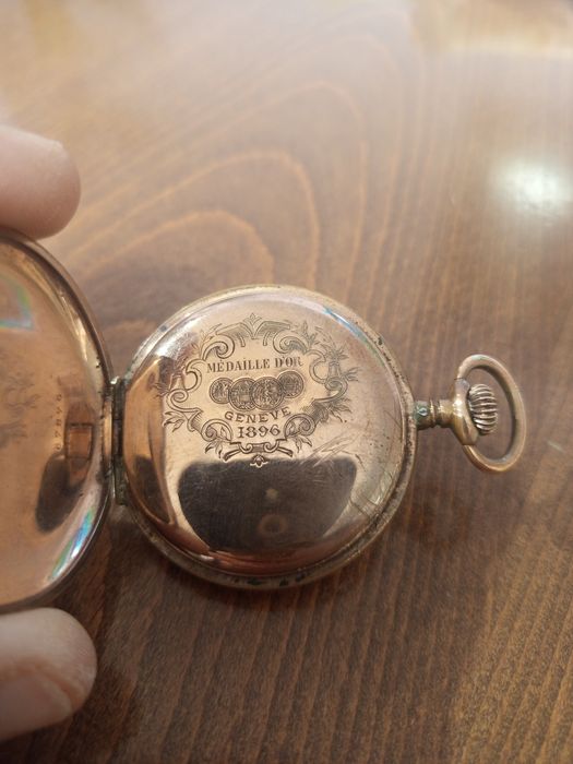 Продавам джобен часовник