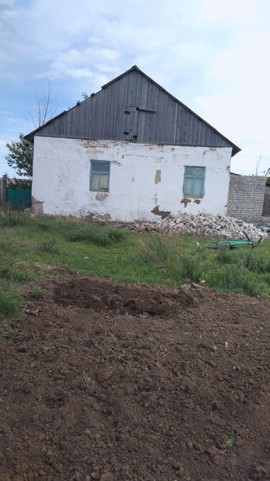 Үй сатам. Және қорасы Бар САТЫЛАДЫ,  ауласы өте кең мал жаюға болады,