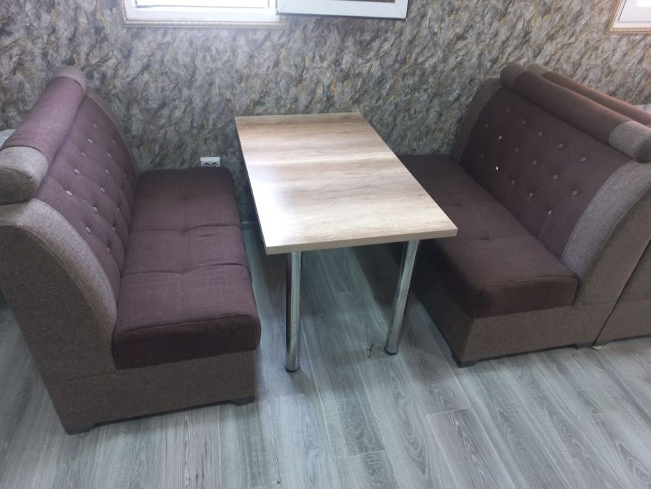 Диваны и стол стулья .