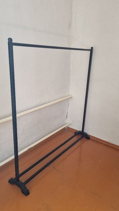 Стеллажи, вешалка