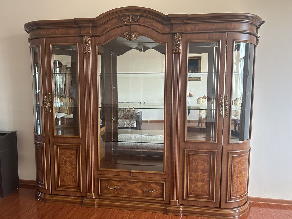 Продается сервант 6-ти дверный