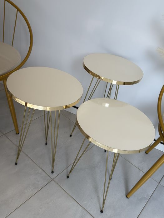 Комплект метални златни столове с масичка
