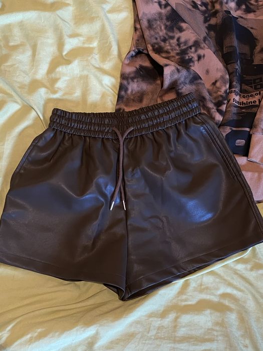 Не двойка. Свитер и шортик