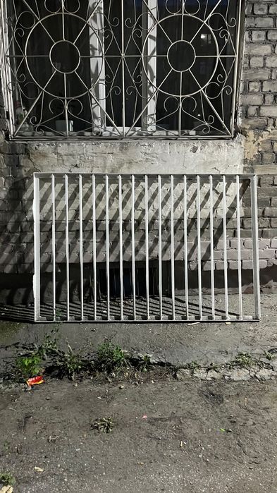 Продаётся дверь и решётки для окон