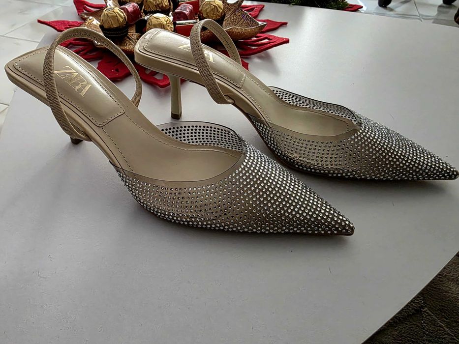 ZARA елегантни обувки с камъчета на среден ток