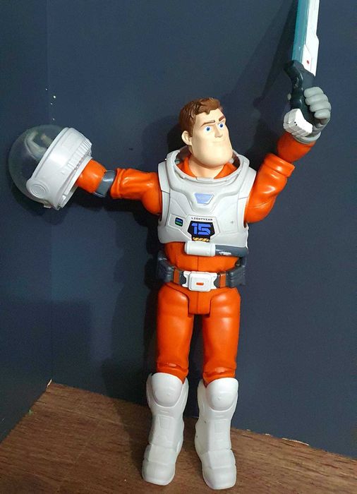 Figurina Deluxe Lightyear, Buzz si Echipament Spatial, 7 piese