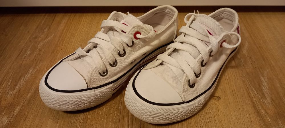 Tenesi Levi's marimea 31 eu