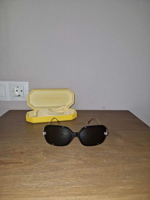 Продавам нови дамски тъмни очила Swarovski