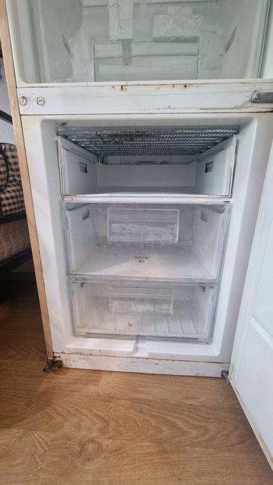 Vand Frigider Electrolux inalt si spatios 2 metri