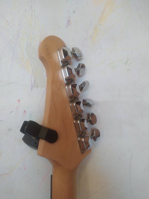 Продается гитара и комбик