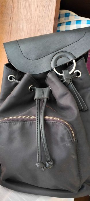 Продавам черна дамска раничка