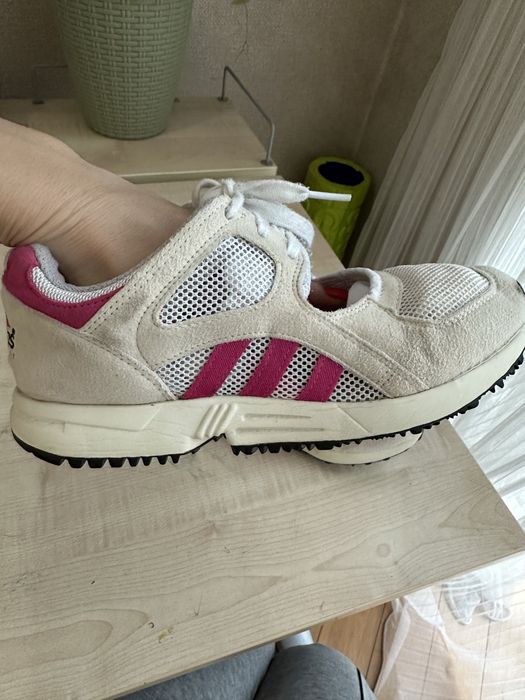 Кроссовки женские