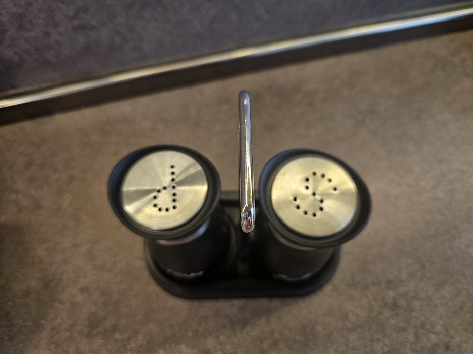 Нов черен комплект:Солница и пиперница