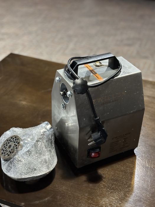 Продается кухоные оборудование и инвертарий б/у