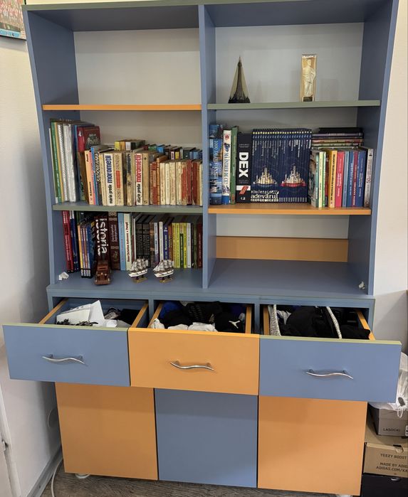 ~Set mobilă:dulap și biblotecă,birou plus etajeră