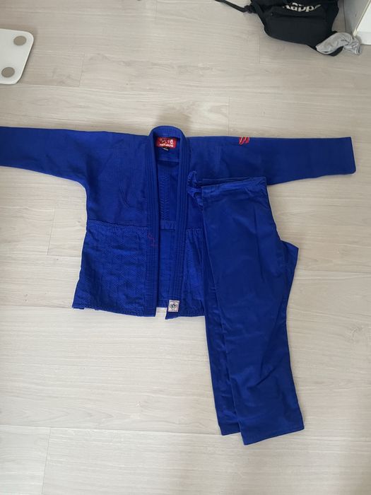 Продам кимоно почти новое 1 раз одевал