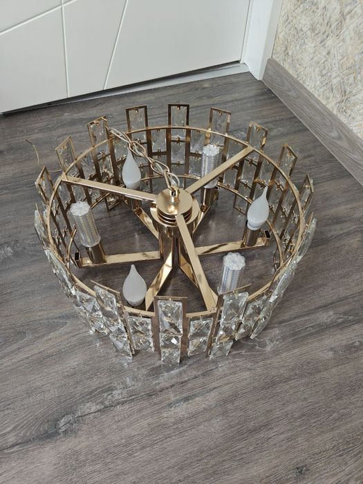 Продам  почти новую люстру.