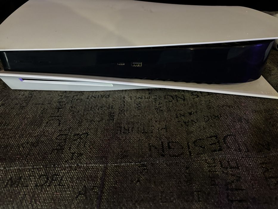 Плейстейшън 5 с 3 джойстика