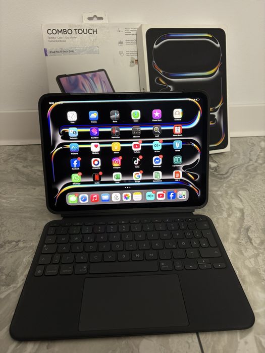 iPad Pro M4 11” 256gb + tastatura Combo Logitech 100% baterie !