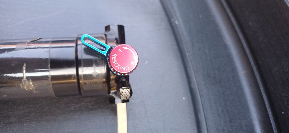 Shock suntour unair cu blow off system