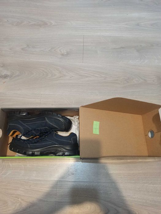 Обувки за работа и туризъм