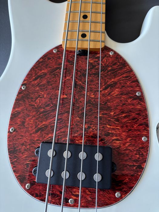 Бас китара Sterling by Music Man RAY24CA