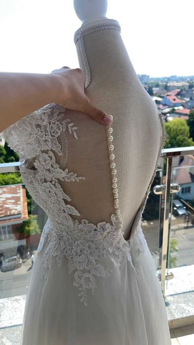 Rochie de mireasă+ gratuit 4 rochii pentru domnisoare de onoare