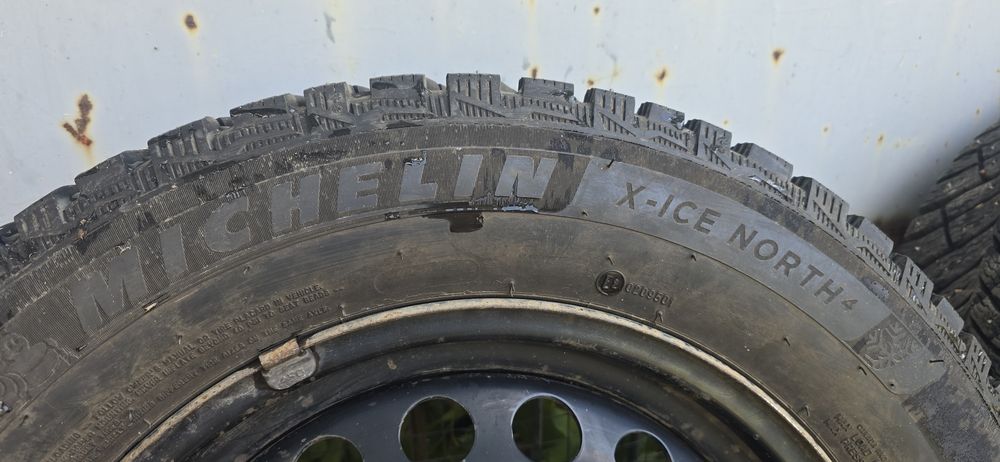 Продам комплект зимней резины на дисках