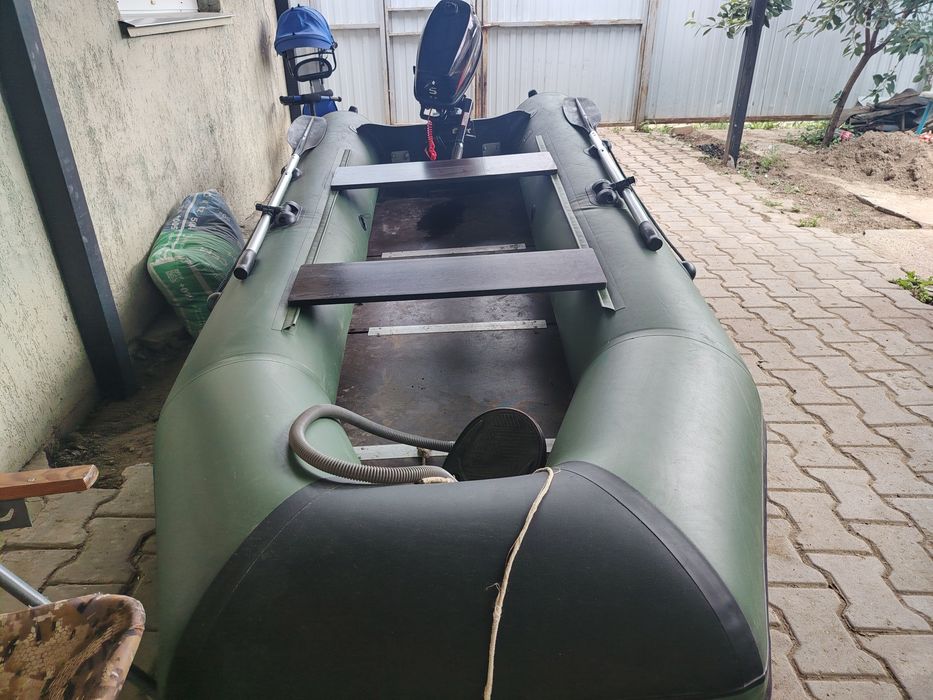 Продам лодку с мотором.