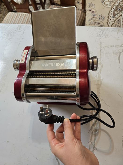 Электрический тестокаталка,  лапшорез.