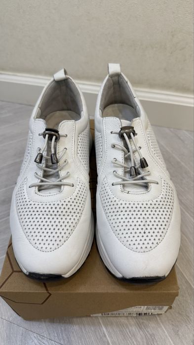 Продам женские кроссовки