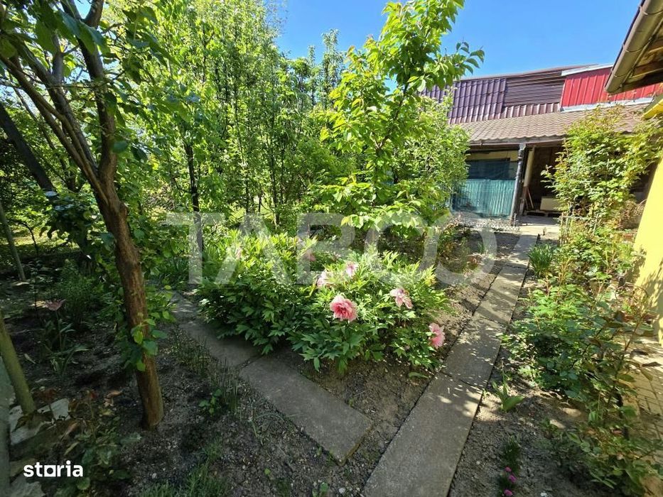 Casa spatioasa de vanzare teren 432 mp zona linistita - Lupeni Sibiu