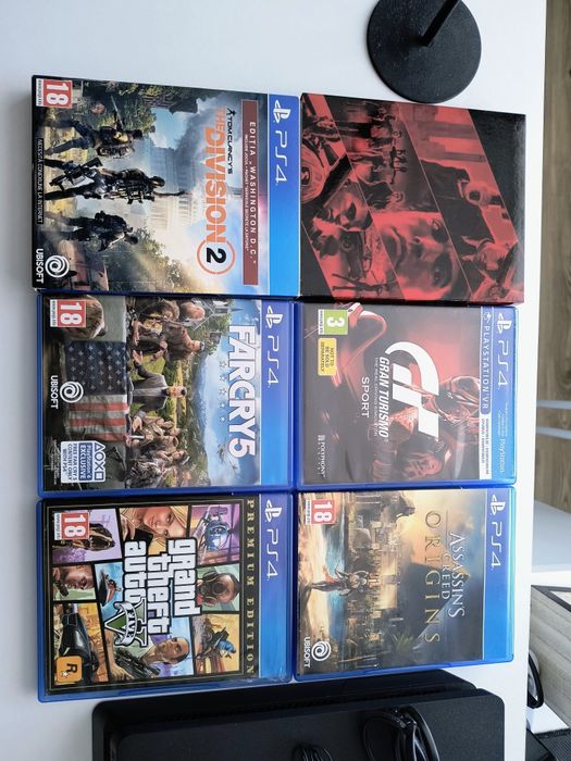 Vând PlayStation 4