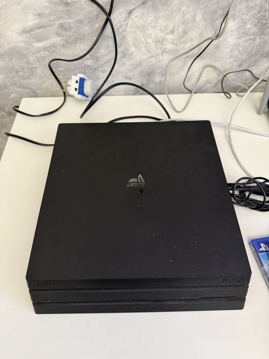 Playstation 4 pro 1TB в идеальном состоянии