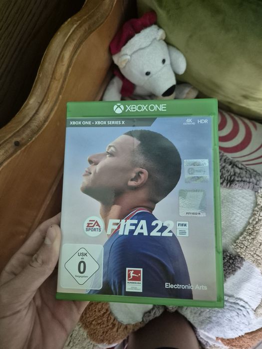 Vând XBOX ONE cu două controller și trei jocuri.