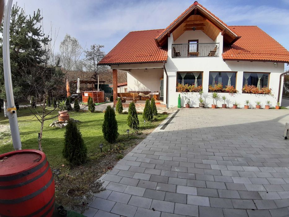 Închiriez casa de vacanta la munte cu ciubar