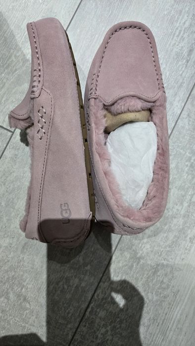 Мокасини UGG в цвят пепелно розово