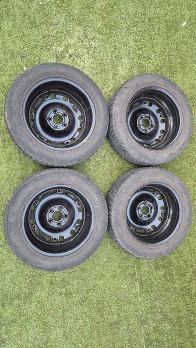 Vând set roți complete iarnă 15” – jante oțel + anvelope Nokian WR D4 + capace Skoda